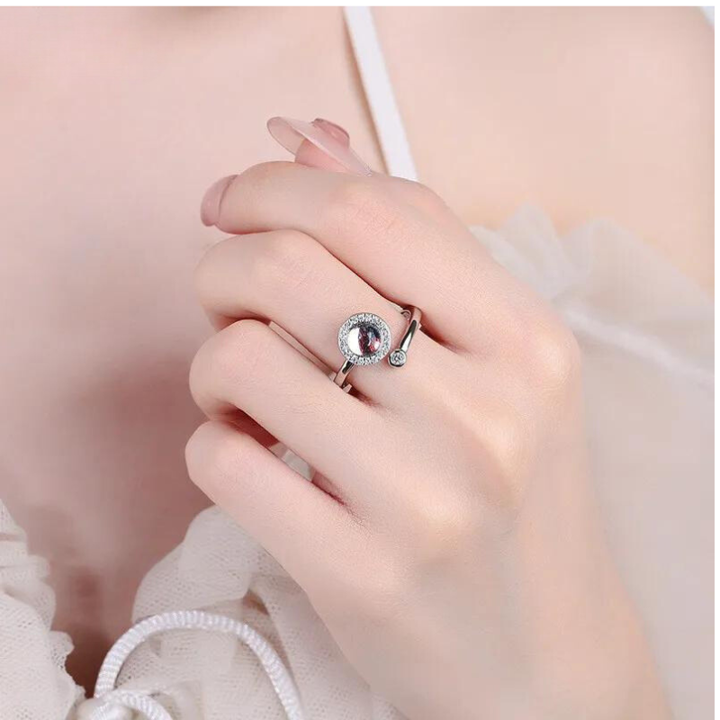 Mano con anillo antiestrés Neptuno de plata