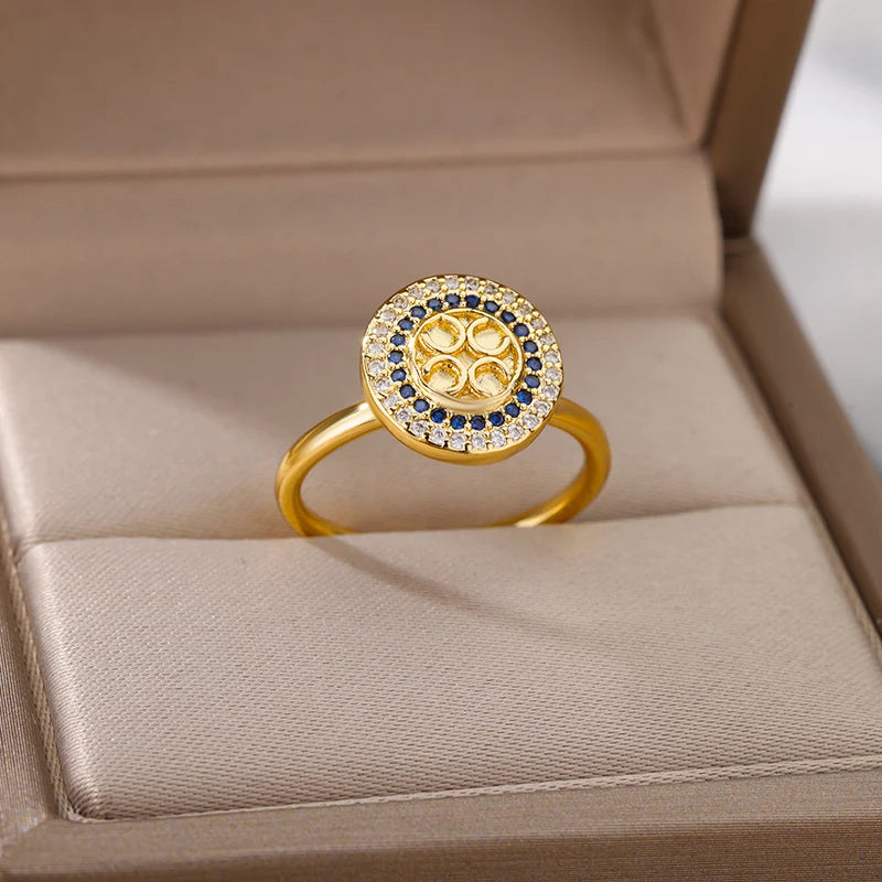 Anillo antiestrés Cleo en una caja de joyas