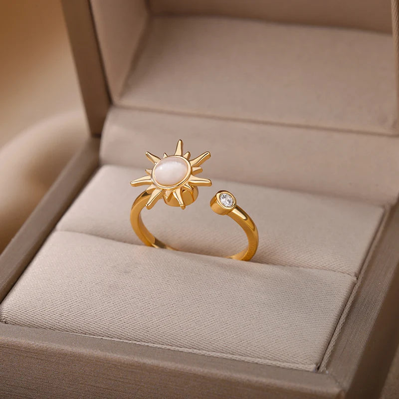 Anillo antiestrés Helia Oro en una caja de joyas