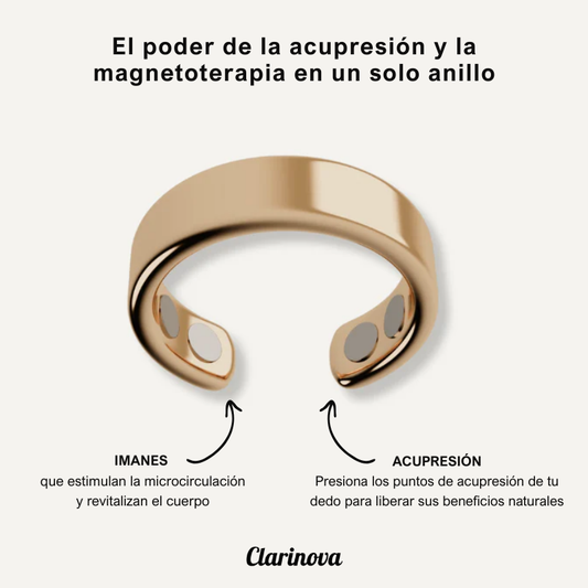 Anillo ancho de acabado liso en tono dorado rosado, usado en el dedo medio de una mano femenina