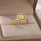Anillo antiestrés Cleo en una caja de joyas