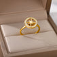 Anillo antiestrés North en una caja de joyas